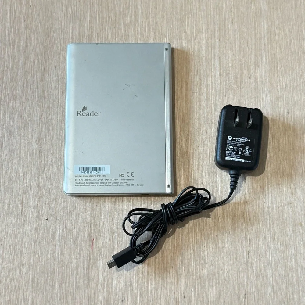 Sony PRS-300 eReaders Silver Broken Screen Turns On“Parts/Repair-Only”Buy As Is